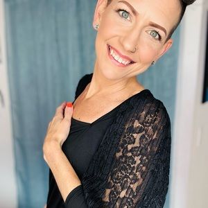 NWT 🖤 Black Lace Three Quarter Bubble Sleeve Top🖤